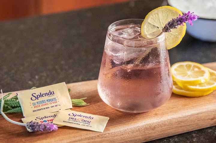 agua mineral de lavanda y violetas