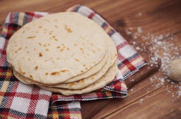 Cómo hacer suavecitas tortillas de harina caseras ¡Con 4 ingredientes!