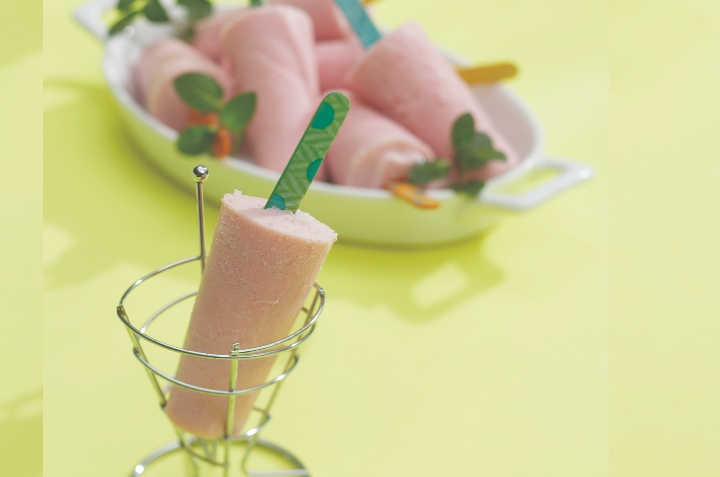 paletas de yogur con fresas