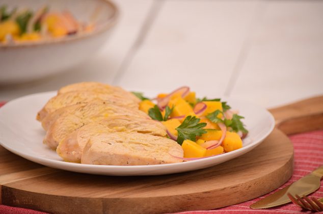 Pechuga de pollo con ensalada de mango y cebolla morada