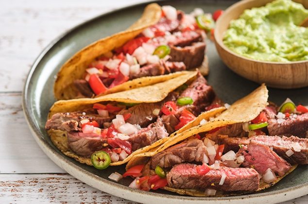 Botana futbolera:  tacos de picaña con guacamole ¡En 5 pasos!