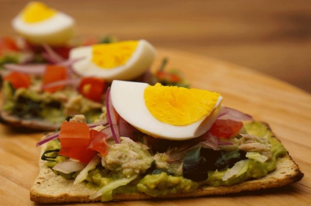 Deliciosas tostadas de atún al cilantro tipo salpicón