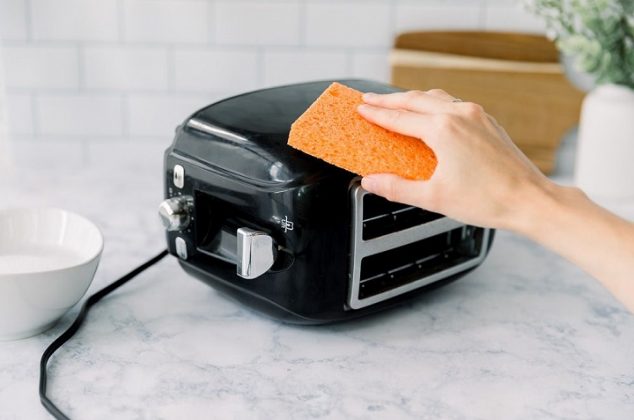 El truco viral para extraer el pan atascado de la tostadora y dejarla como nueva
