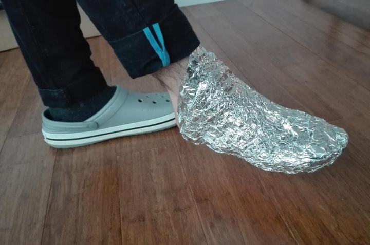 Beneficios de envolver los pies en papel aluminio 