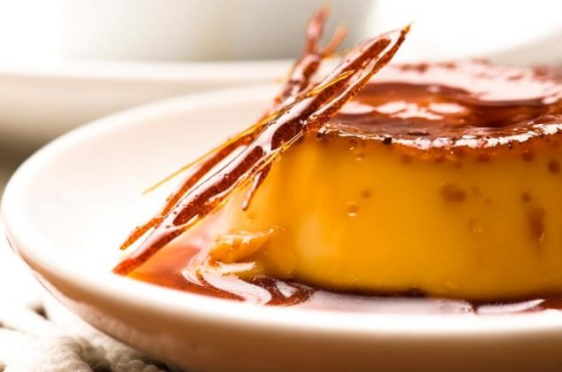 Aprende a hacer flan de caramelo casero con 4 ingredientes