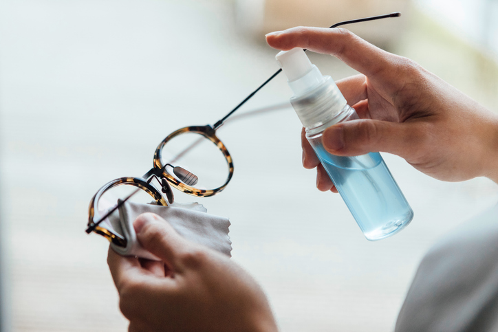 cómo hacer líquido para limpiar lentes