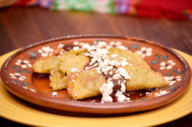 Antojito mexicano: empanada de plátano macho rellenas de frijoles refritos