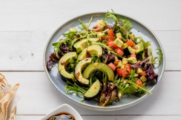 Ensalada de aguacate con aderezo de almendras ¡En 10 minutos!