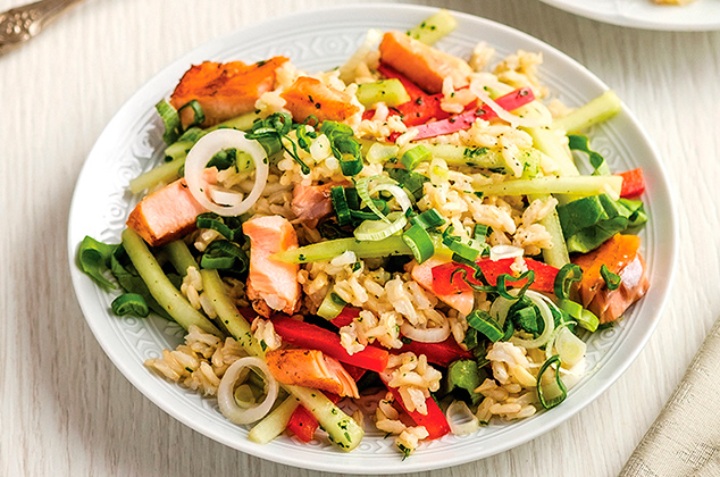 ensalada de arroz con salmón