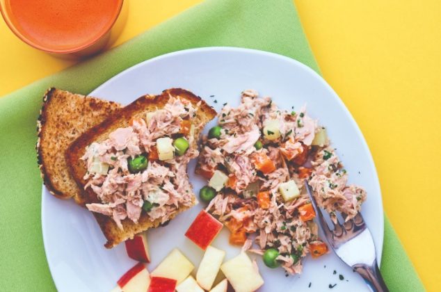 Ensalada rusa de atún en pan tostado ¡En 3 sencillos pasos!