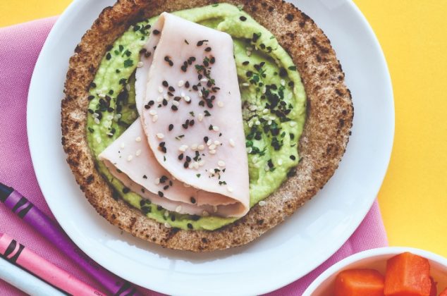 Desayuno fácil: Hummus de aguacate con pan pita y pechuga de pavo