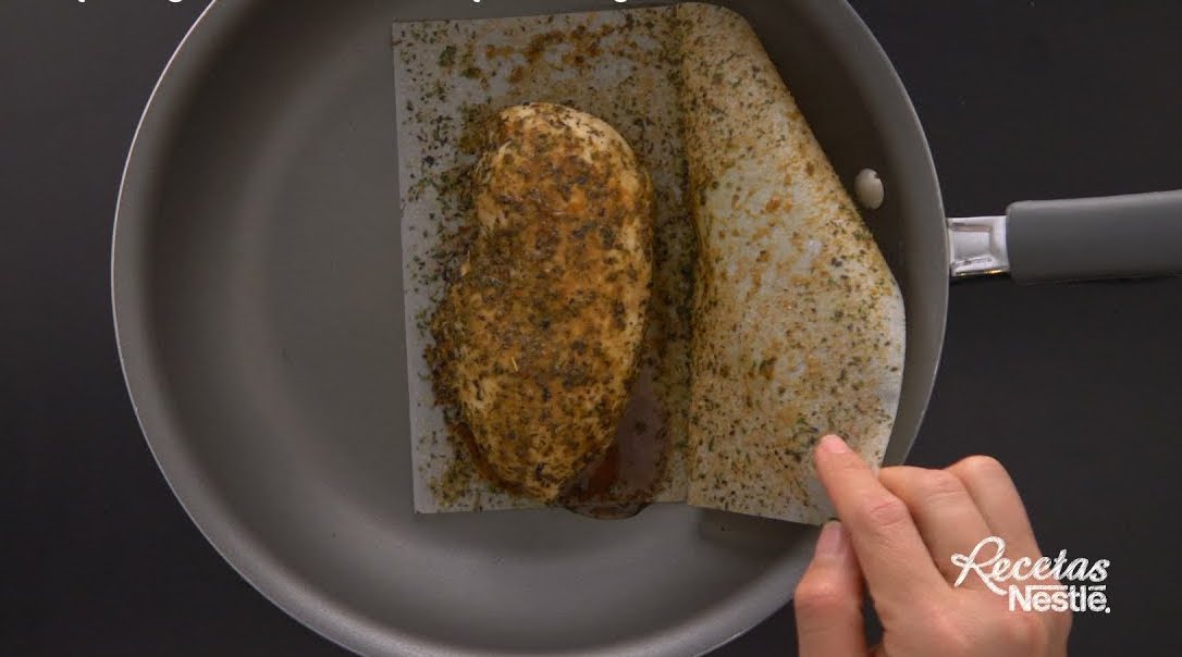 cocinando pechuga en sarten