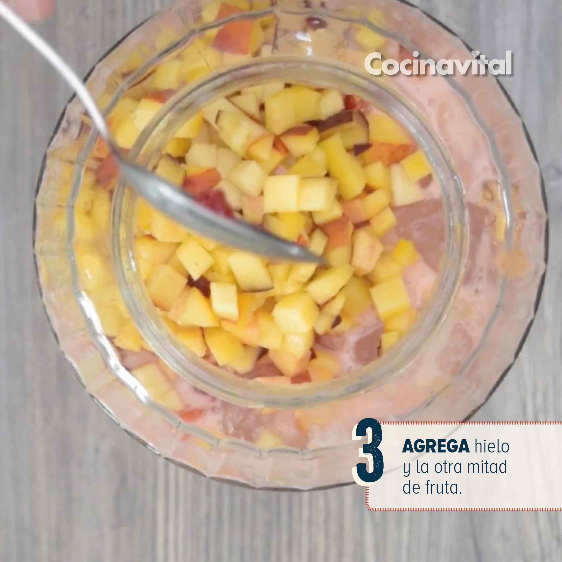 Paso 3: Mezcla todas las frutas en una jarra.