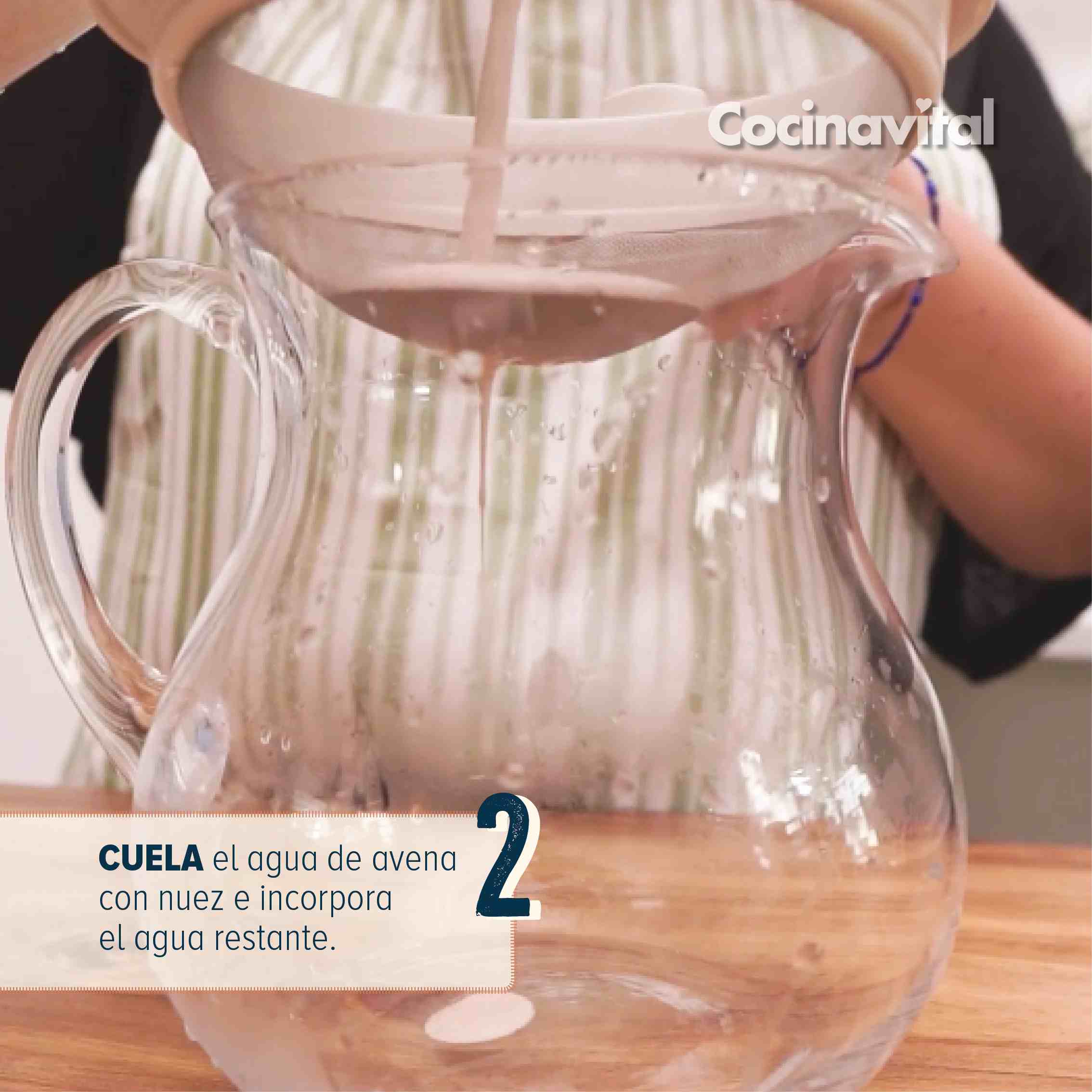 Paso 2: Cuela el agua de avena con nuez