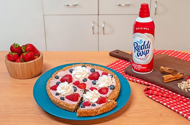 Pizza dulce con frutas y Reddi Wip®