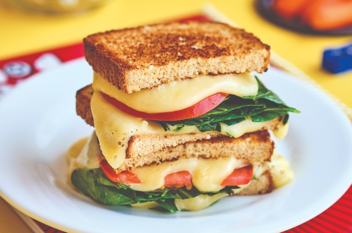 sandwich de queso con espinacas