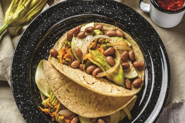 Tacos vegetarianos de flor de calabaza con frijoles y chilacayotes