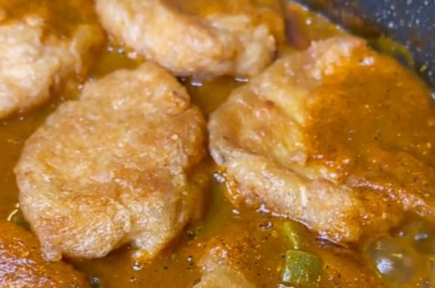 Deliciosas tortitas de chicharrón capeadas con salsa roja