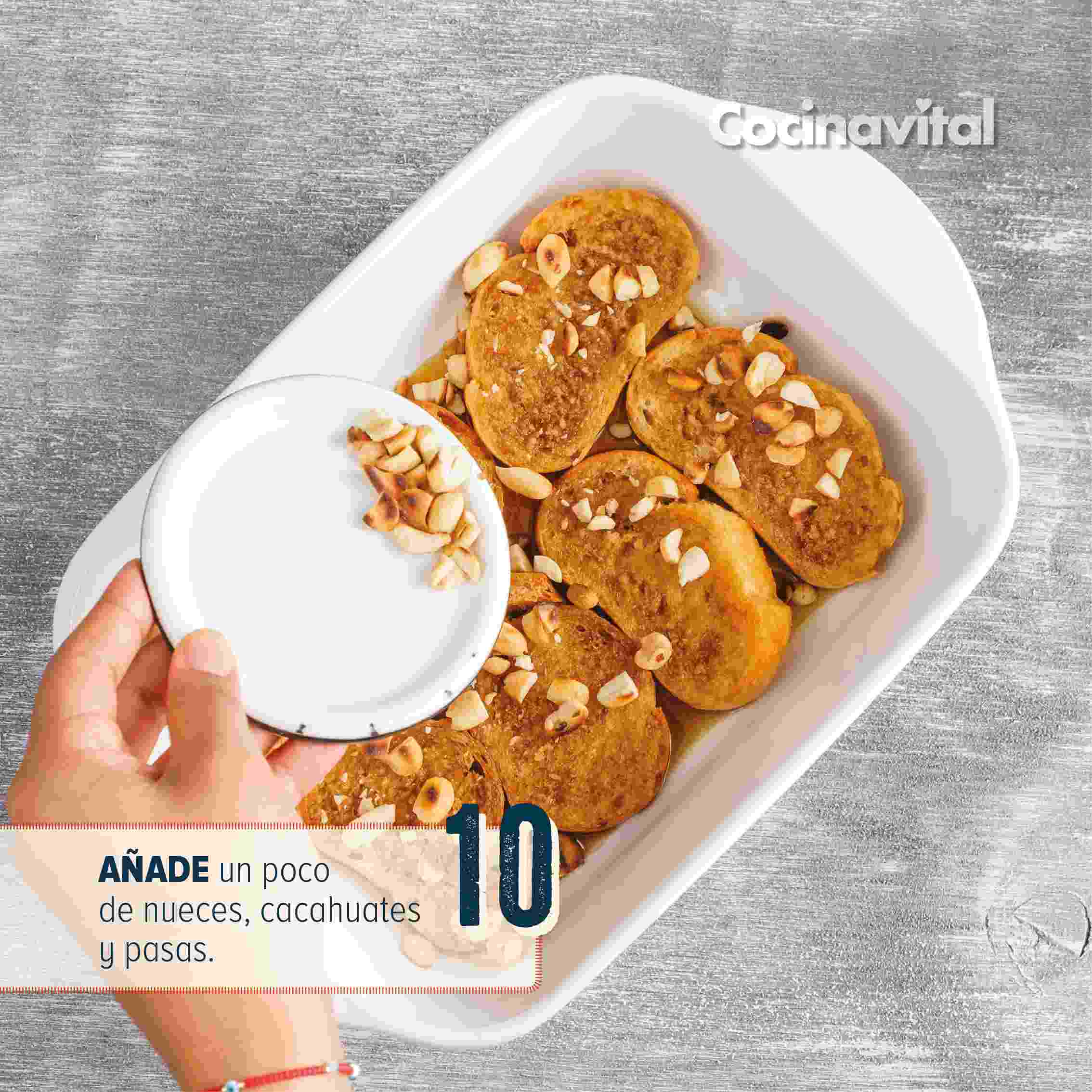 Añade los cacahuates, pasas y nueces