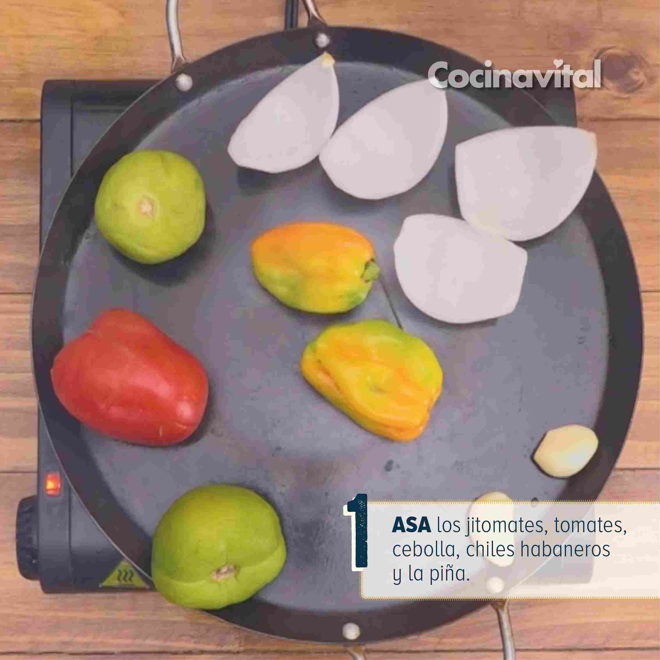 Asa los ingredientes en un comal