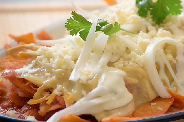 Aprende cómo hacer los famosos chilaquiles gratinados paso a paso