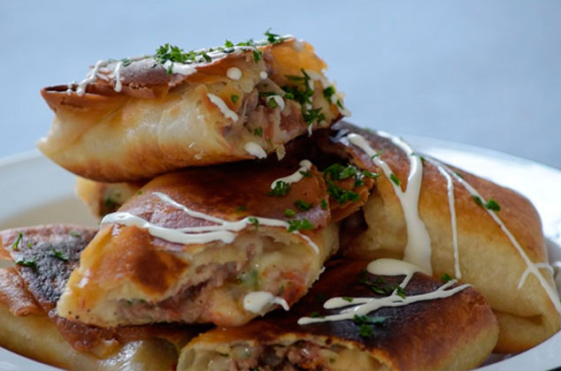 chimichanga de queso y carne molida