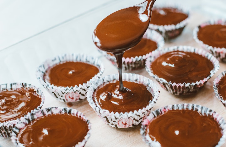 RELLENA 3/4 partes, coloca los frutos rojos congelados arriba de la mezcla y sumergelos ligeramente, pon un poco más de mezcla para cubrirlos.