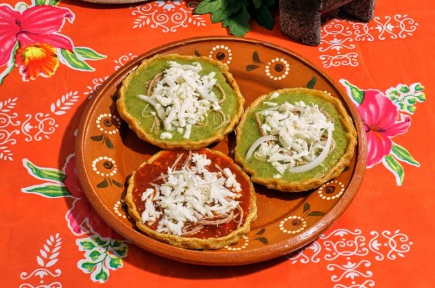 Cómo hacer picaditas de salsa roja y verde para compartir