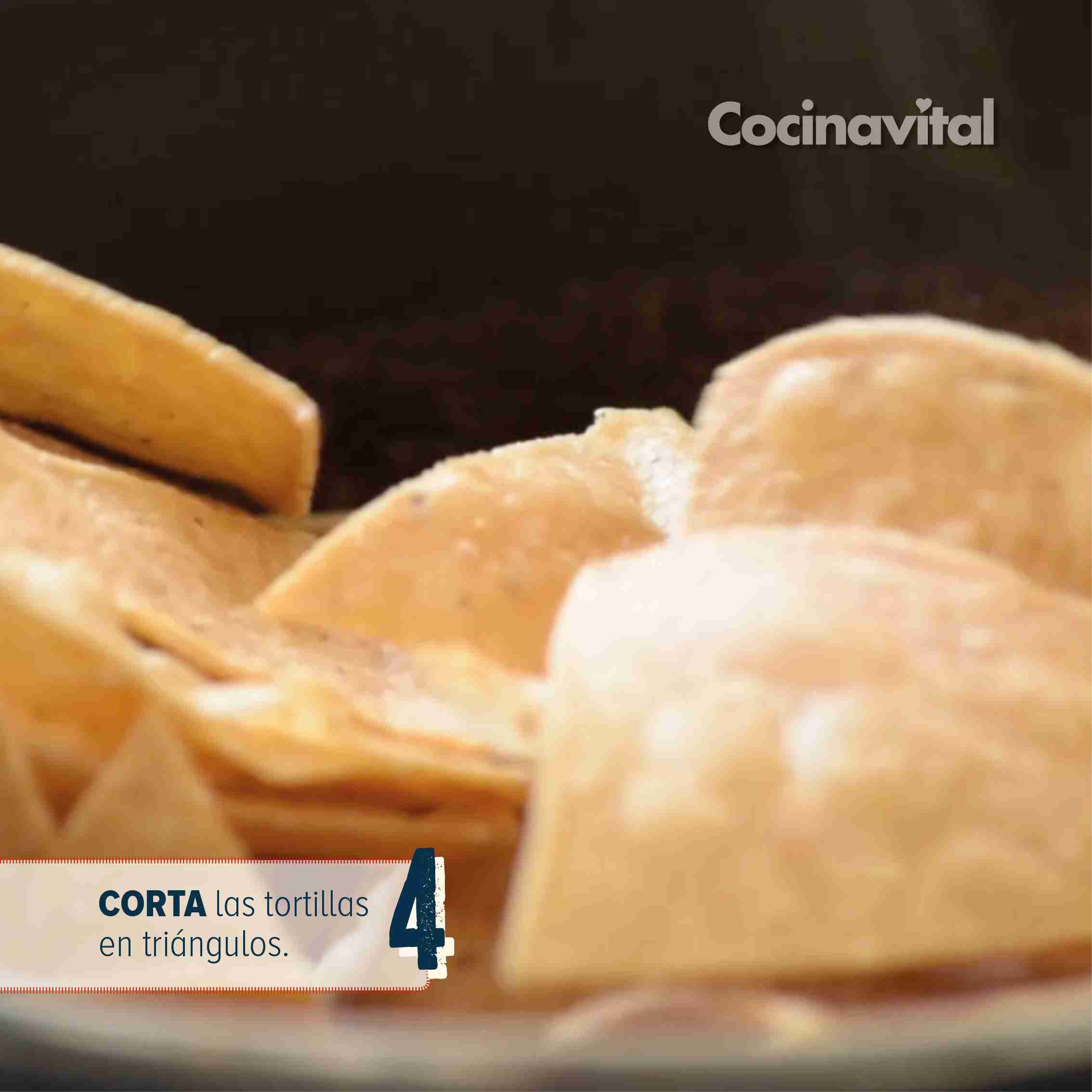 Corta las tortillas en triángulos