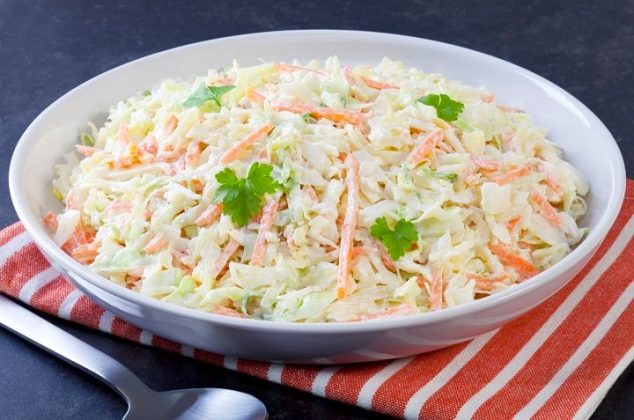 Aprende cómo hacer la famosa ensalada de col y zanahoria de KFC