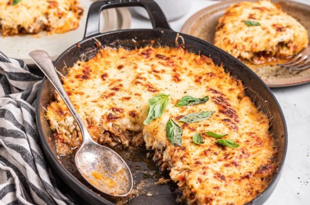 Deliciosa lasaña casera con pasta de moñito y en sartén