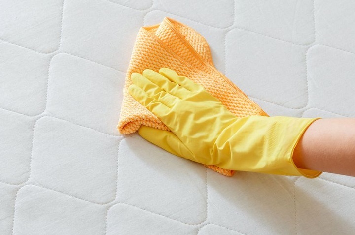 Cómo desinfectar y quitar las manchas de orina del colchón con limón 0