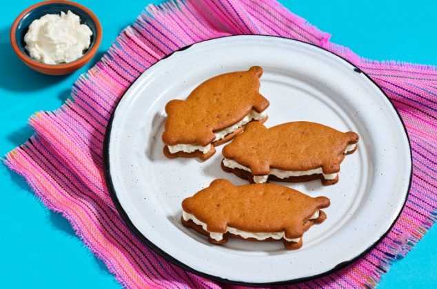 Sándwich de puerquitos de piloncillo rellenos de nata