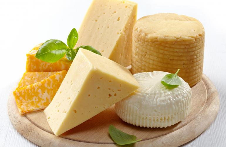 beneficios de comer queso