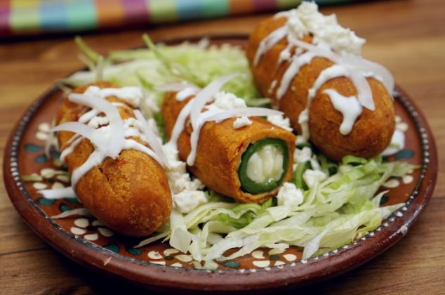 Antojito mexicano: Molotes rellenos de jalapeño y queso (receta tricolor)