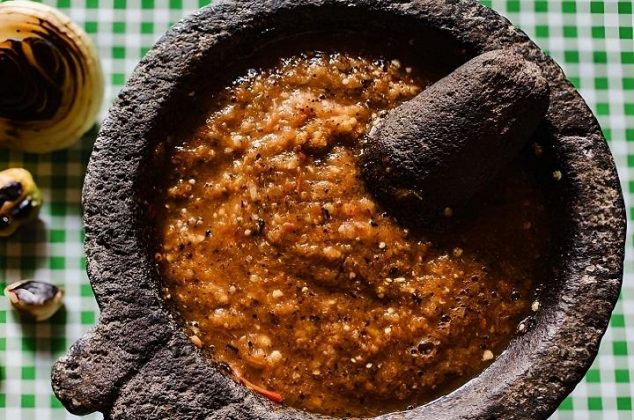 Cómo hacer salsa tatemada de piña con habanero paso a paso