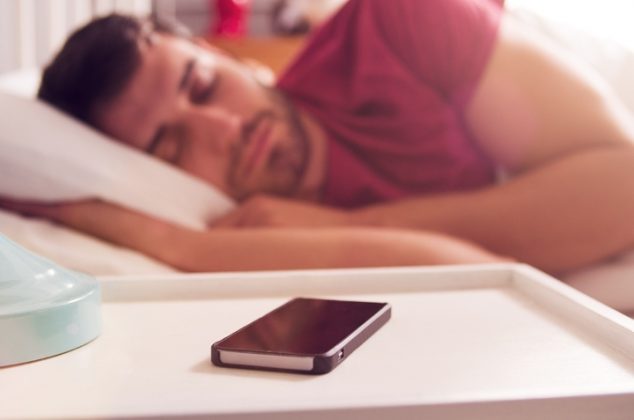 Trucos para que el celular no consuma batería mientras duermes