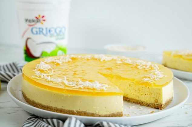 Delicioso cheesecake de piña colada sin horno