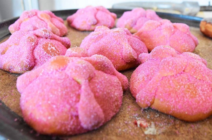 cómo hacer pan de muerto rosa