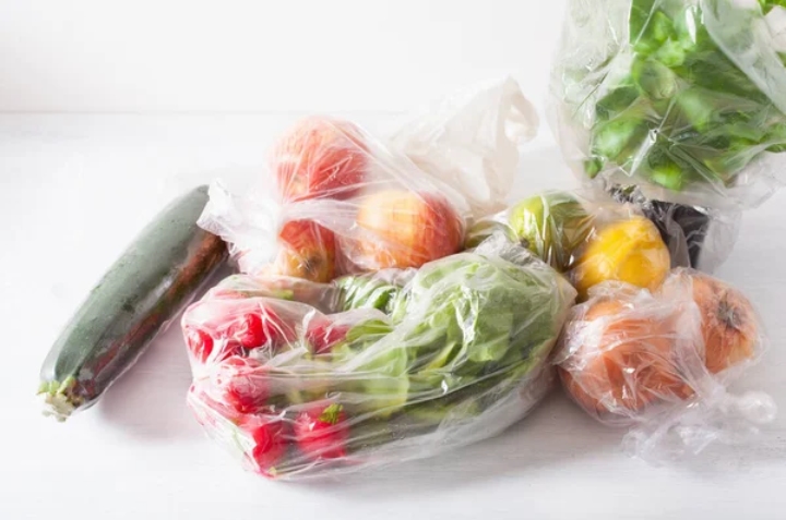 Porque no debes guardar verduras en bolsas de plástico dentro del