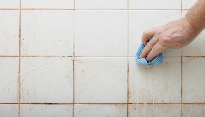 cómo quitar manchas del mosaico del baño