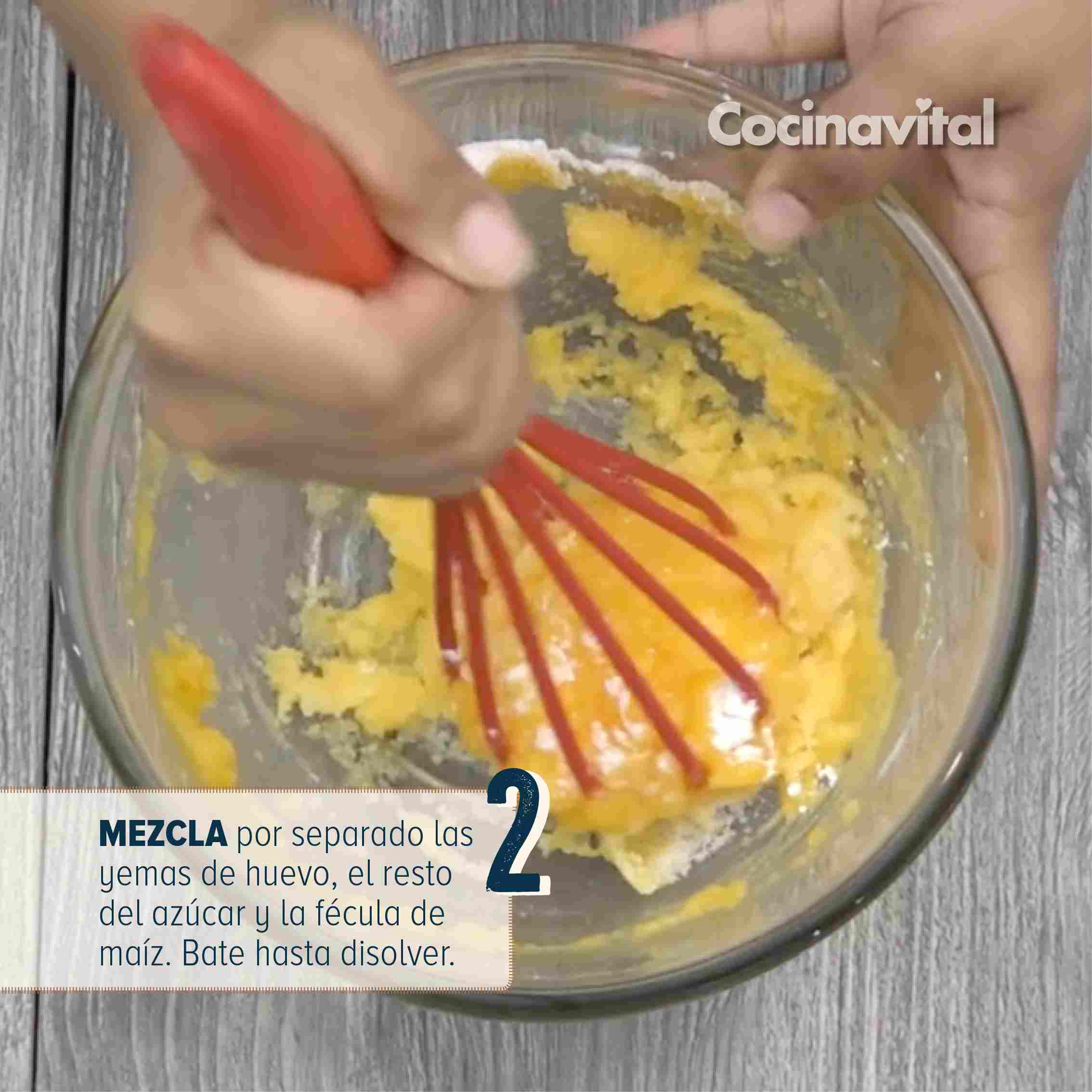 Mezcla las yemas de huevo por separado