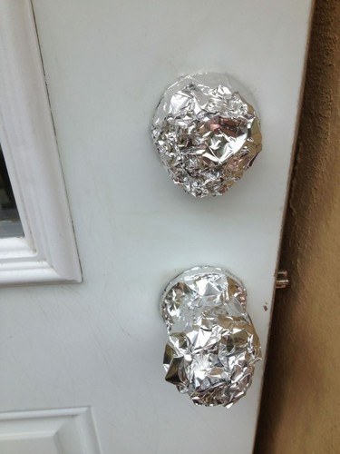 papel aluminio en puerta
