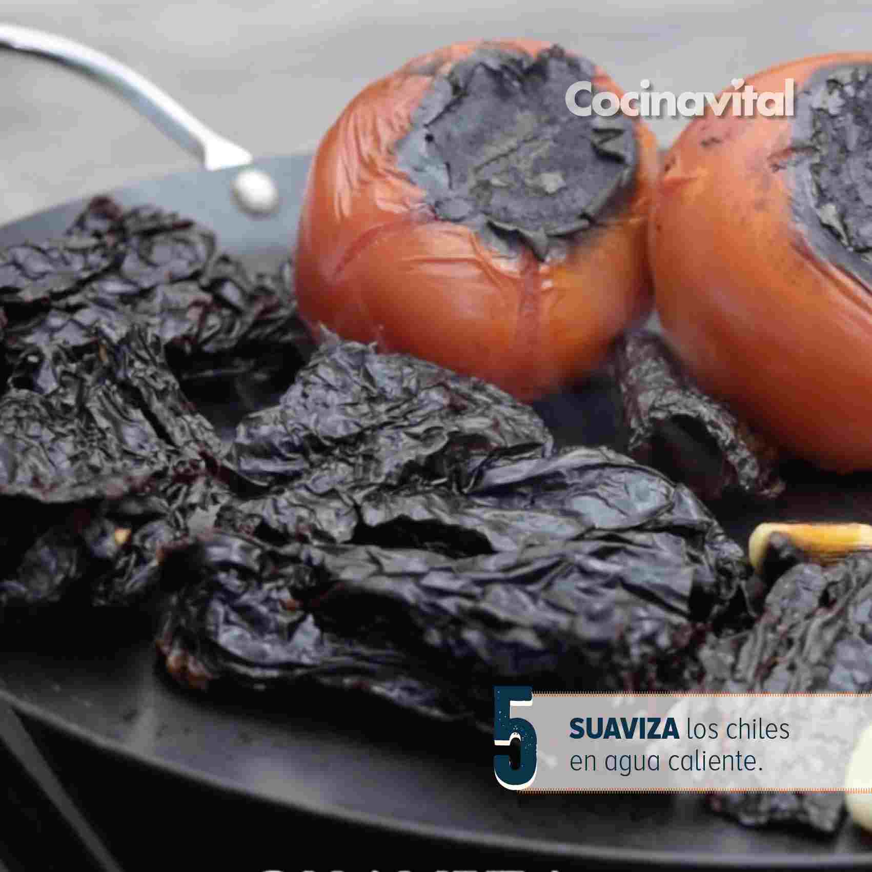 Suaviza los chiles en agua