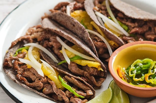 Tacos de trompo de sirloin con salsa de piña y habanero para botanear