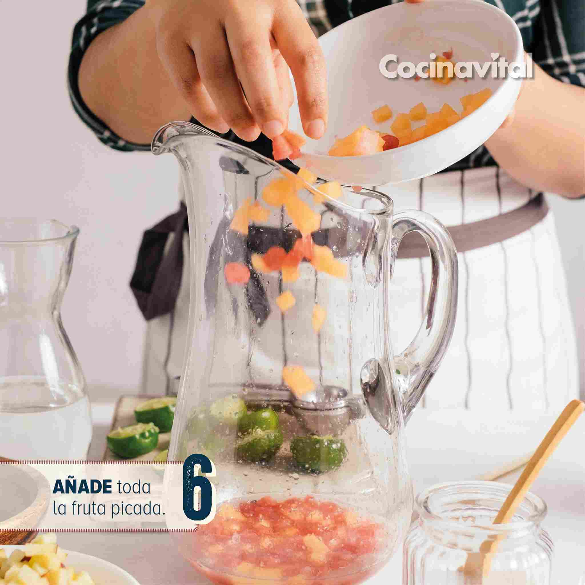 Añade la fruta picada