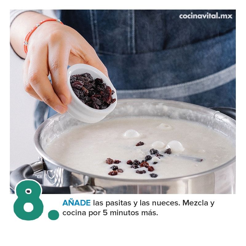 Añade las pasas y nueces