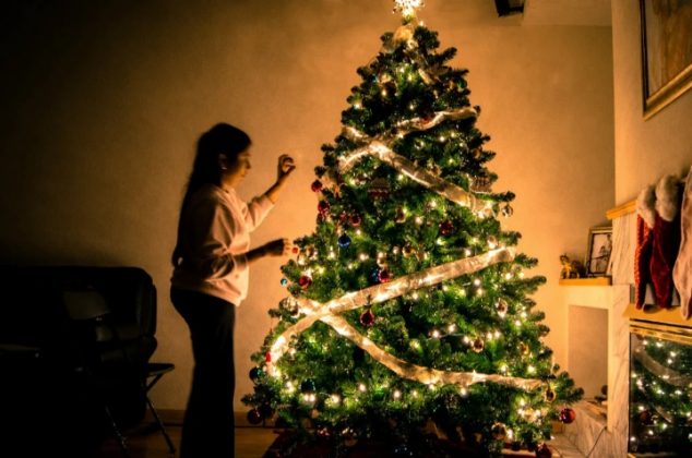 Por esta razón debes soplar canela en polvo a tu árbol de Navidad