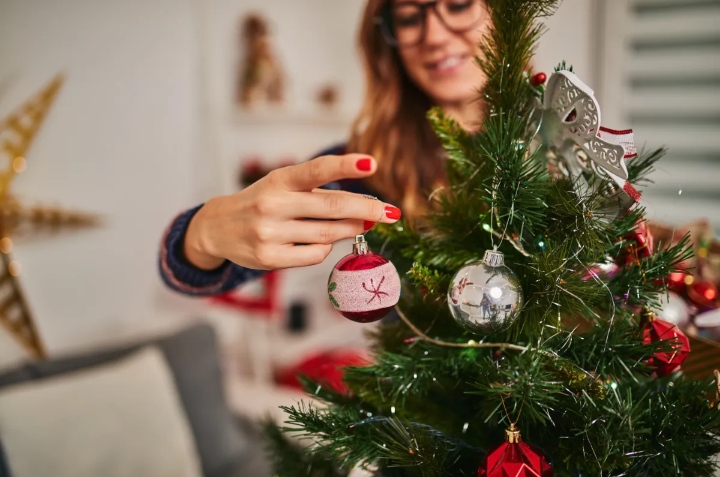 canela en polvo al árbol de Navidad