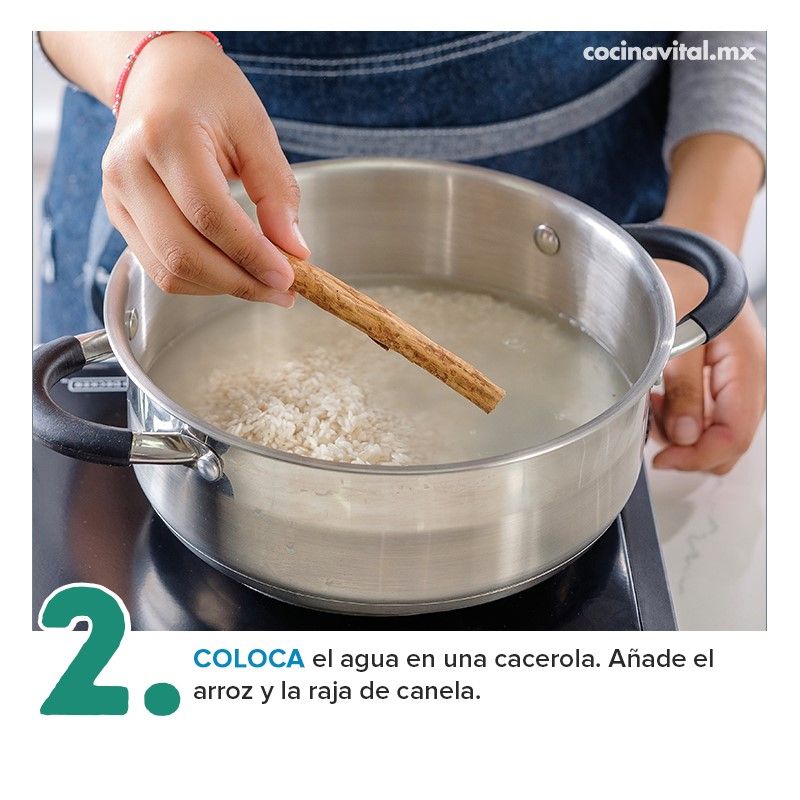 Coloca el arroz en una olla